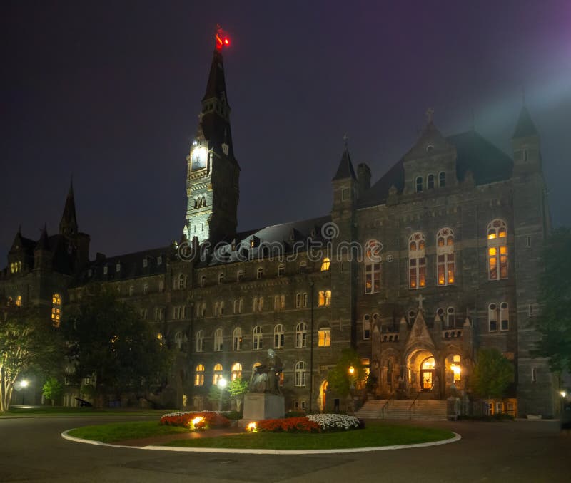 华盛顿特区,哥伦比亚特区[美国美国,乔治城大学在夜、教堂和希利堂房子里教室和 图库摄影 华盛顿特区,哥伦比亚特区[美国美国,乔治城大学在夜、教堂和希利堂房子里教室和 图库摄影